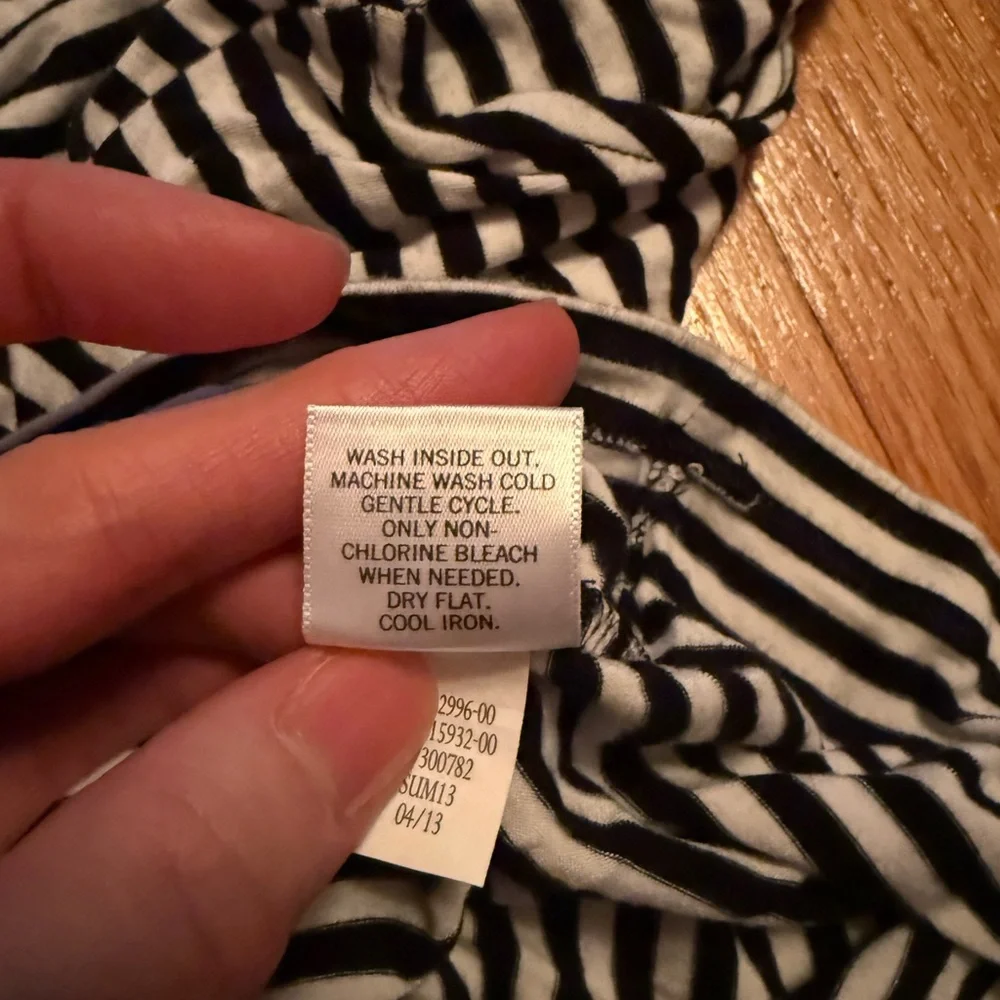 Banana Republic Black and White Fitted Tank Top - Picture 5 of 5